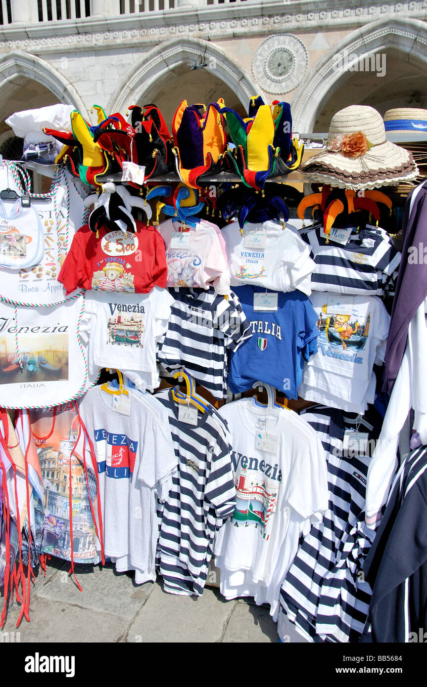 Des marchands de souvenirs, la Place Saint-Marc, Venise, Venise, Vénétie, province de l'Italie Banque D'Images