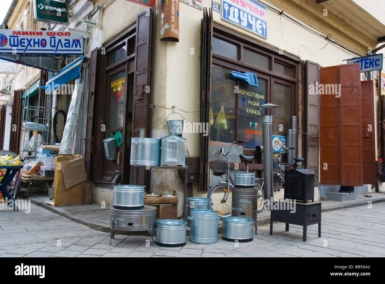 Boutique vendant des barbecues skara dans le vieux bazar de Skopje Macédoine Europe Banque D'Images