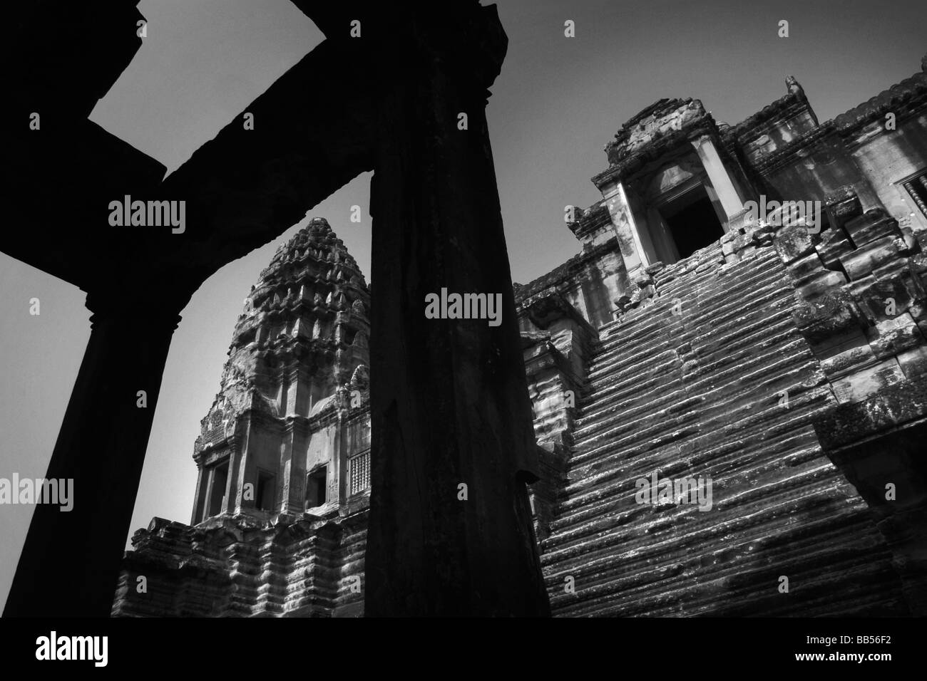 Des escaliers mènent à dangereusement les tours de la cour intérieure à Angkor Wat près de Siem Reap, Royaume du Cambodge. Banque D'Images