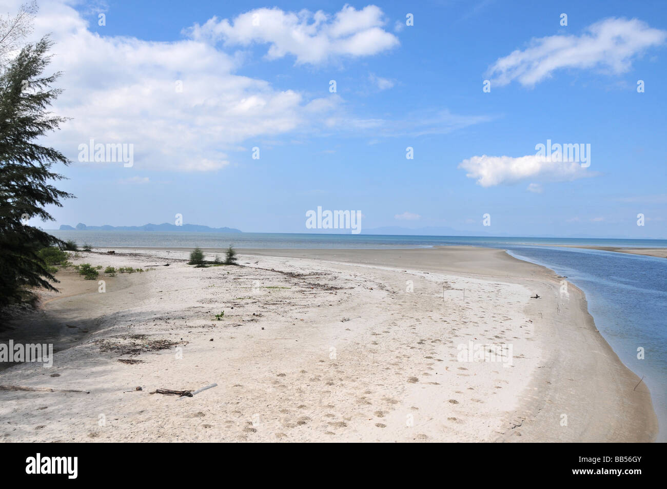 L'estuaire de la rivière et de la plage de sable fin en Thaïlande Banque D'Images