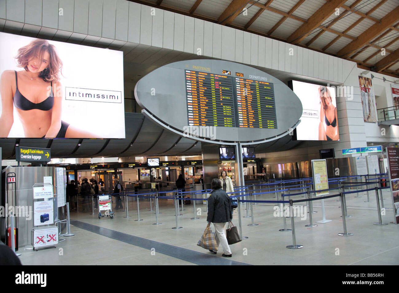 Entrée des départs, l'Aéroport International Marco Polo de Venise, Venise,  Vénétie, province, Italie Photo Stock - Alamy