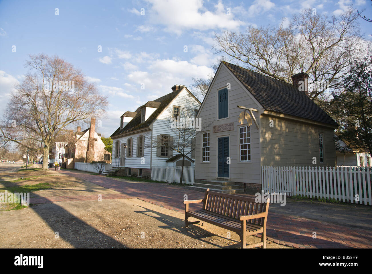 Maisons de style colonial, y compris une boutique de tailleur, bordent les rues de la ville coloniale de Williamsburg, en Virginie. Banque D'Images