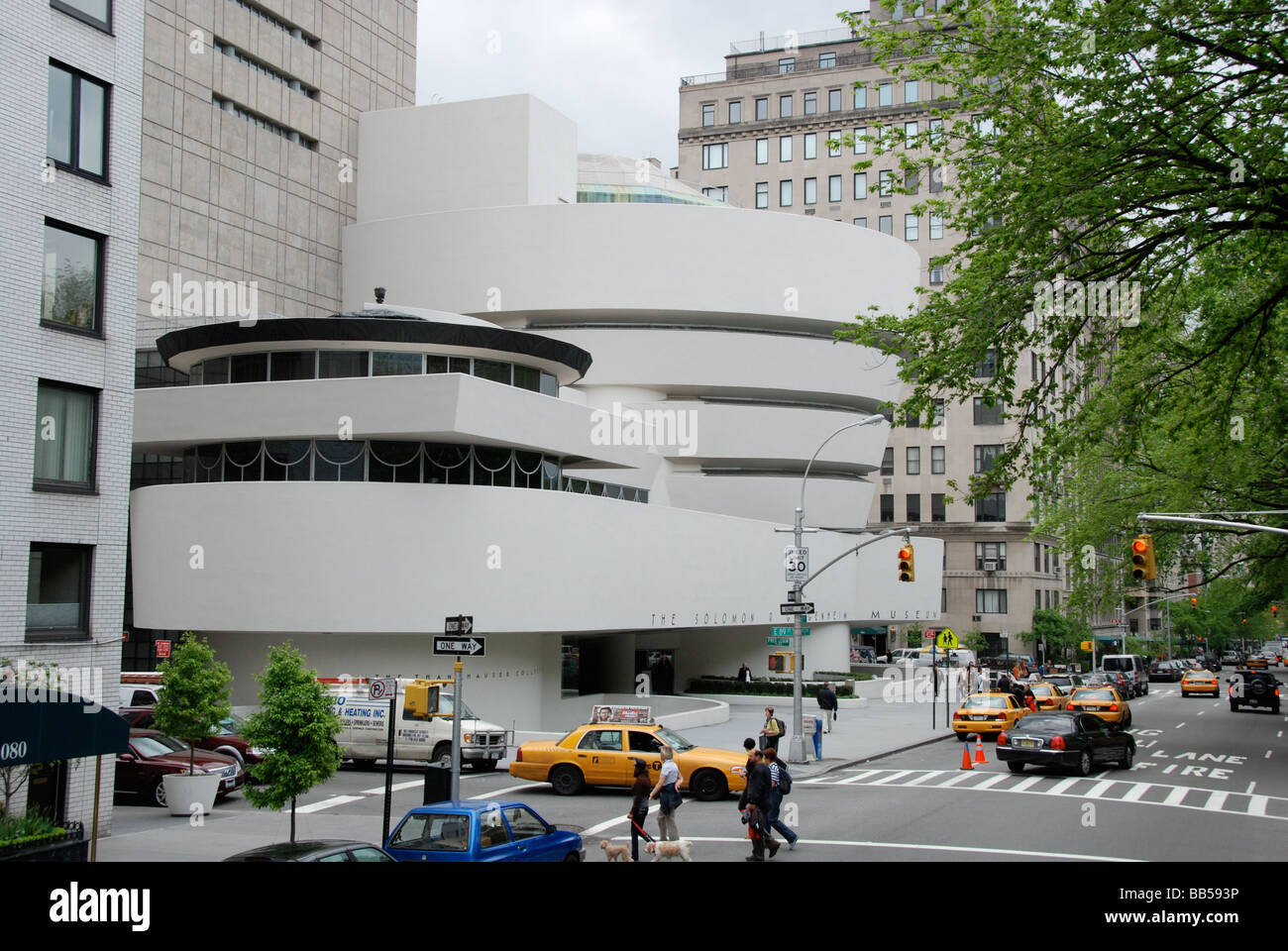 Le trafic et les piétons à l'extérieur de la Solomon Guggenheim Museum à l'angle de la Cinquième Avenue et de la 89e Street New York Banque D'Images