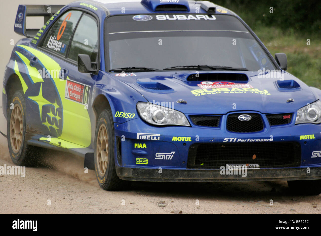 Chris Atkinson et Stéphane Prévot au volant d'une Subaru Imprezza au Championnat du Monde des Rallyes de Sardaigne en 2008 Banque D'Images
