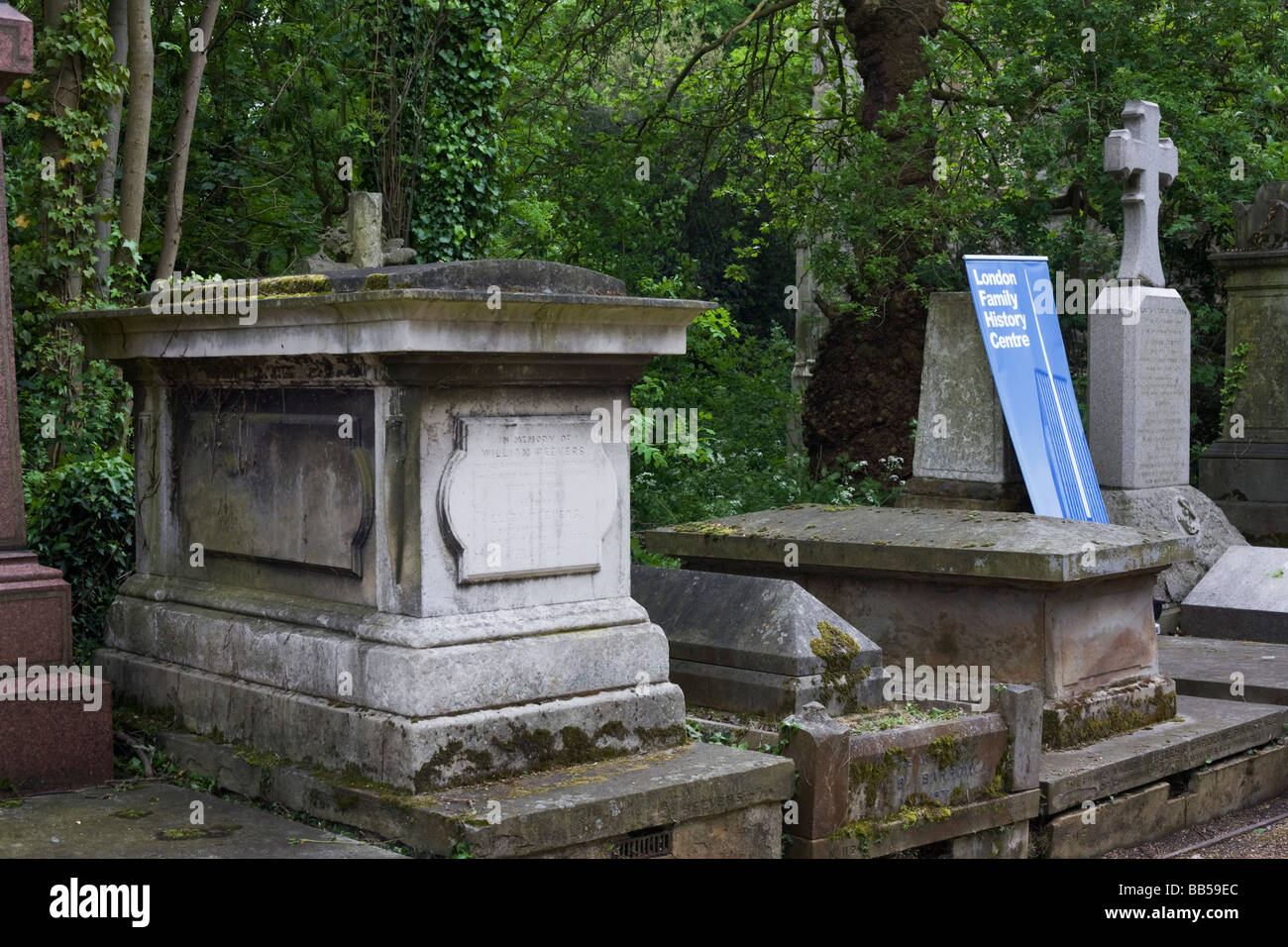 Une société de généalogie a un décrochage à côté de tombes et monuments commémoratifs durant la journée portes ouvertes de l'Nunhead Cemetery Banque D'Images