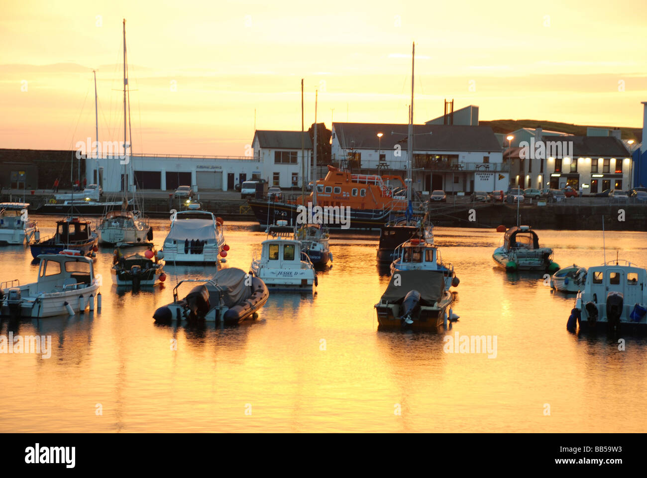 Royaume-uni Irlande du Nord dans le comté d'Antrim Portrush le port au coucher du soleil Banque D'Images