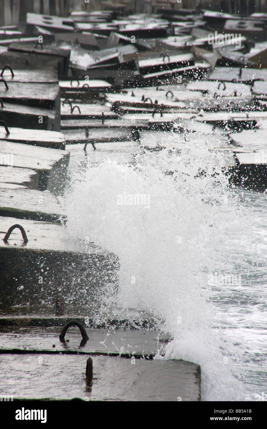 Les vagues de défense contre les inondations jusqu'aganist, Alexandria Egypte Banque D'Images