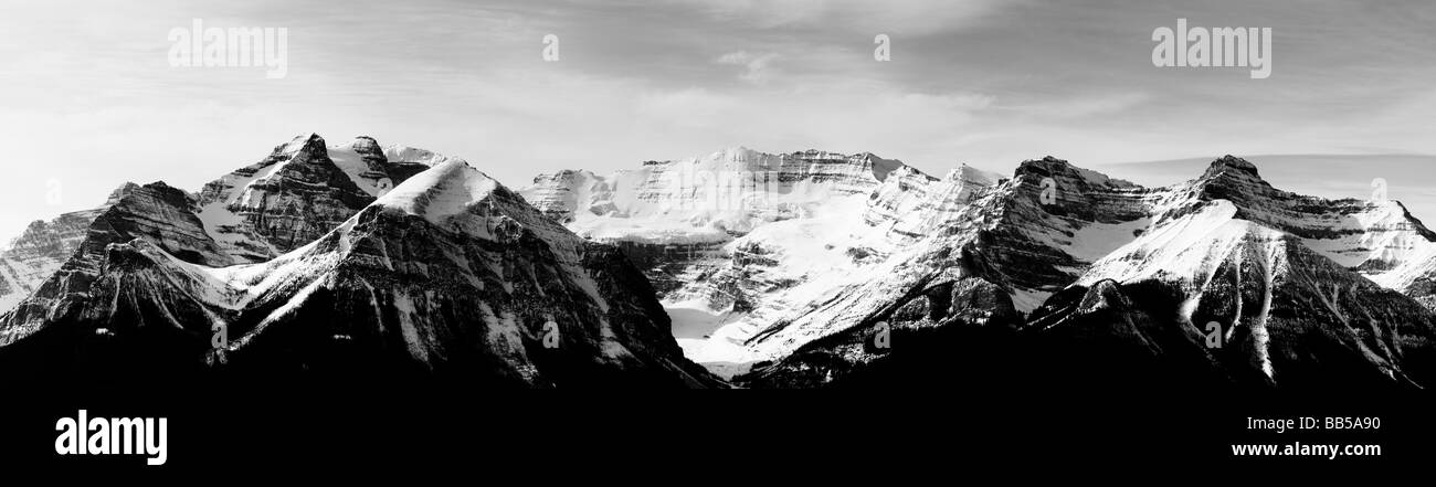 Noir et blanc spectaculaire paysage panoramique des montagnes de crêtes et de pics dans la région de Lake Louise Mountain Resort Banque D'Images