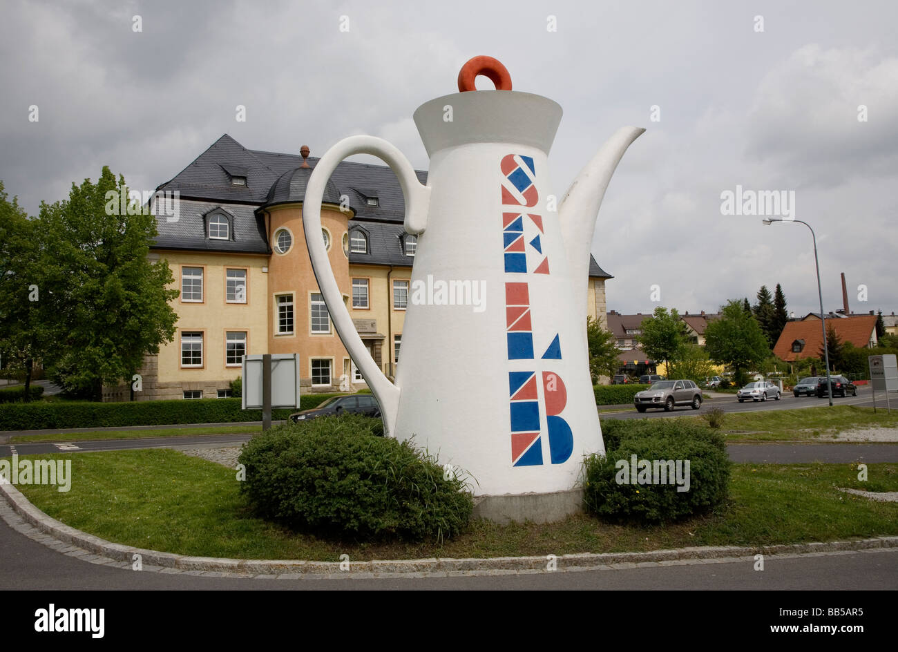 Le plus gros pot de café du monde, situé à Selb, dans l'arrière-plan la l'Université pour la porcelaine et céramique Banque D'Images
