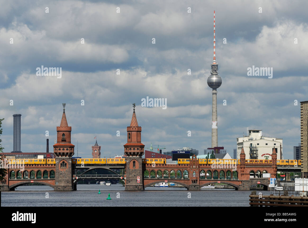 Berlin Allemagne L'Oberbaumbrücke (Oberbaum bridge) enjambe la rivière Spree connexion Friedrichshain Kreuzberg & Banque D'Images
