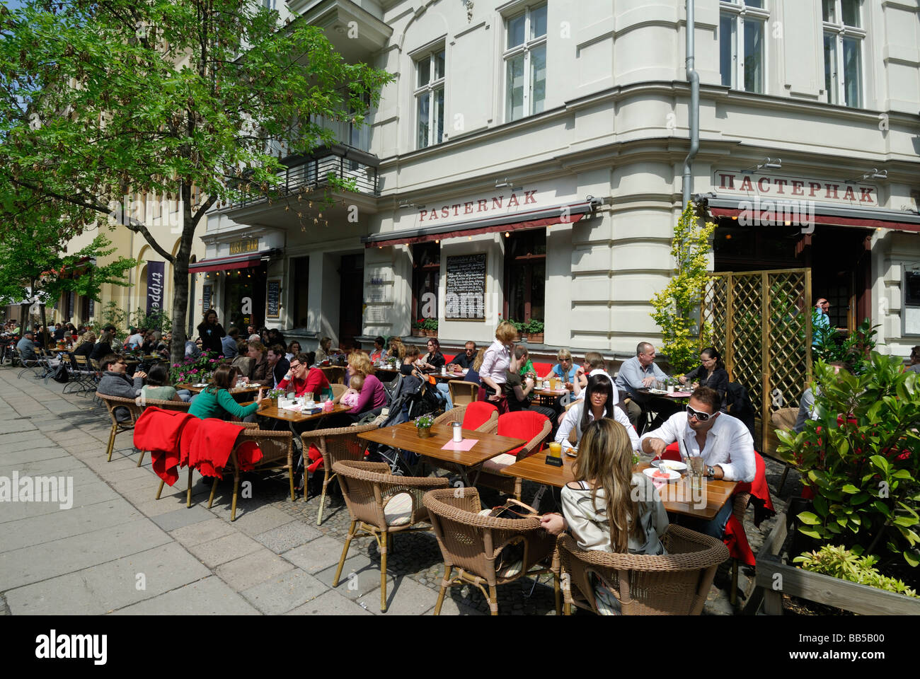 Berlin Allemagne Personnes le brunch en plein air au Café Pasternak à Prenzlauer Berg Banque D'Images