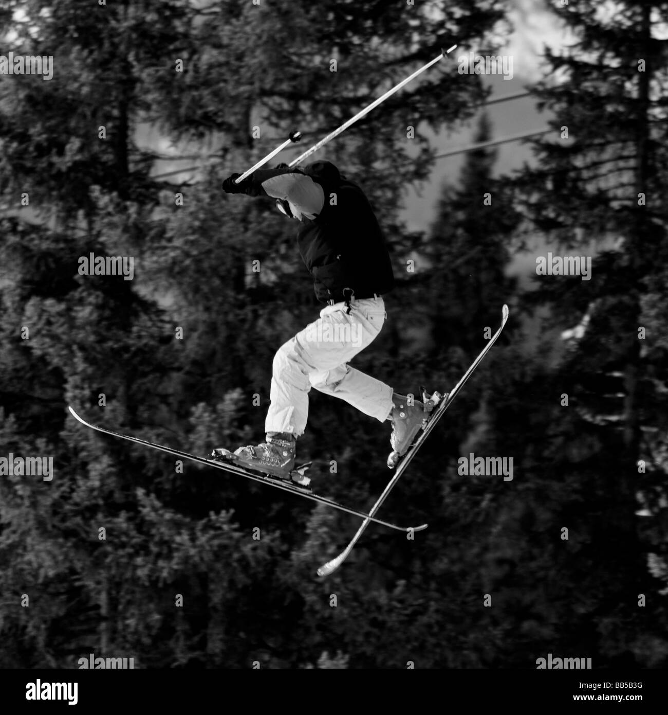 Un skieur pris dans l'air d'effectuer un saut acrobatique au Lake Louise Mountain Resort Banque D'Images