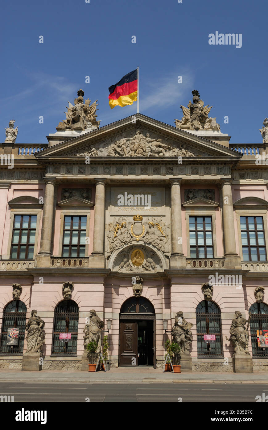 Berlin Allemagne extérieur de musée d'histoire allemande Deutsches Historisches Museum sur l'Unter den Linden Banque D'Images