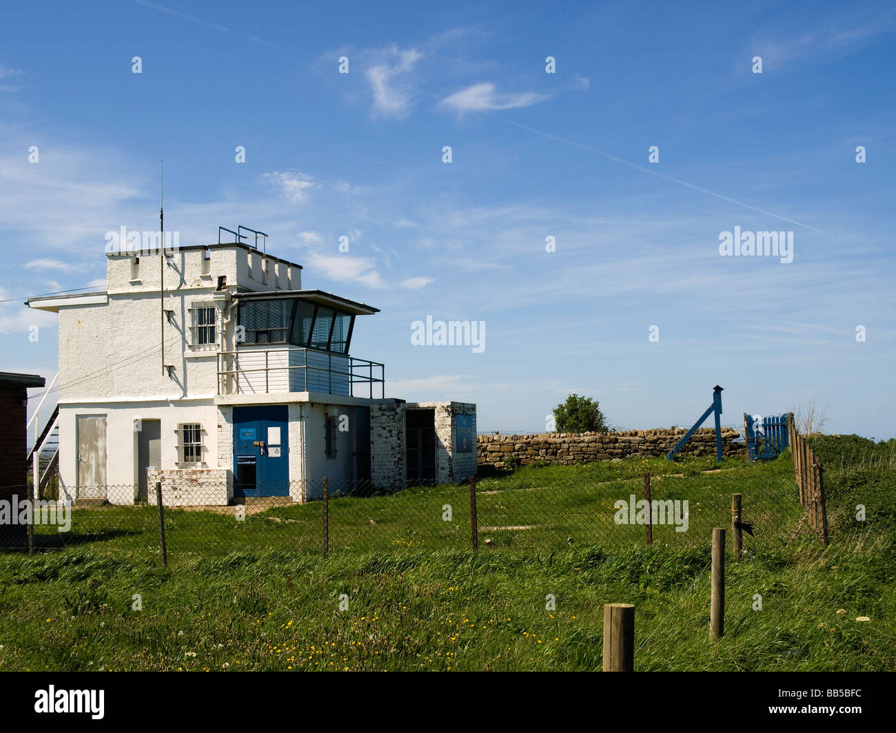 Ancien poste de garde-côtes regarder dehors sur la falaise près de l'abbaye de Whitby du Yorkshire du Nord en raison des travaux de démolition 2009 Banque D'Images