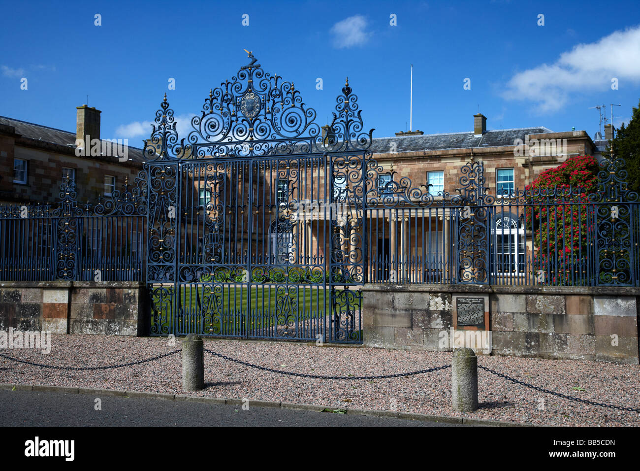 Les portes en fer forgé du château de Hillsborough County Down les barrières étaient originellement au Château Richill Banque D'Images