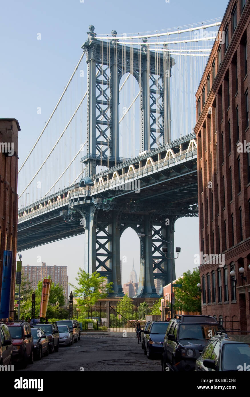 Vue vers le bas de la rue Washington rue Front vers l'East River, montrant le pont de Manhattan D U M B O Brooklyn NY Banque D'Images