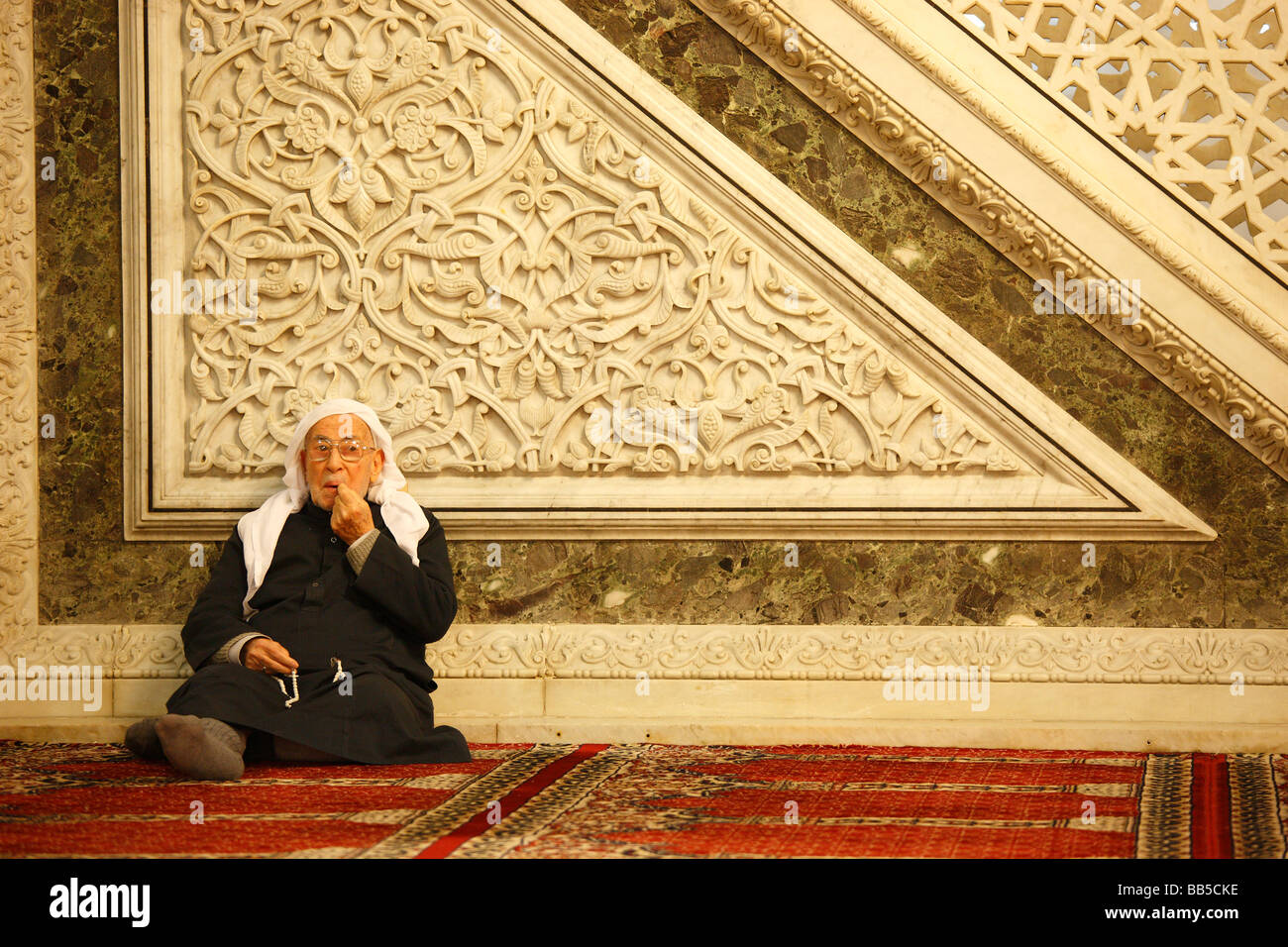Vieil homme à l'intérieur de la Grande Mosquée des Omeyyades, Damas Banque D'Images