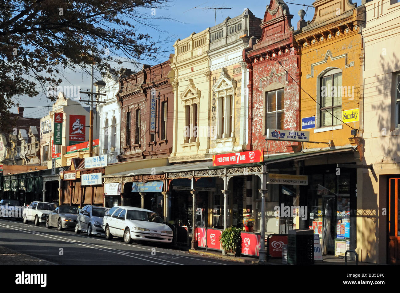 Ancien typique de style Victorienne boutiques Carlton Lygon Street suburb Melbourne Australie avec décorations en fer Banque D'Images