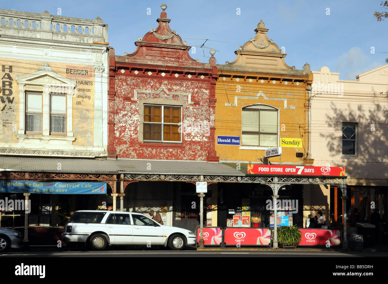 Ancien typique de style Victorienne boutiques Carlton Lygon Street suburb Melbourne Australie avec décorations en fer Banque D'Images