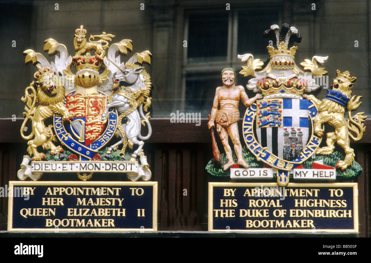 Mandats d'arrêt Royal Lobb Lobb Bottier de St James Street London England UK armoiries armoiries armorial device shop boutiques Banque D'Images