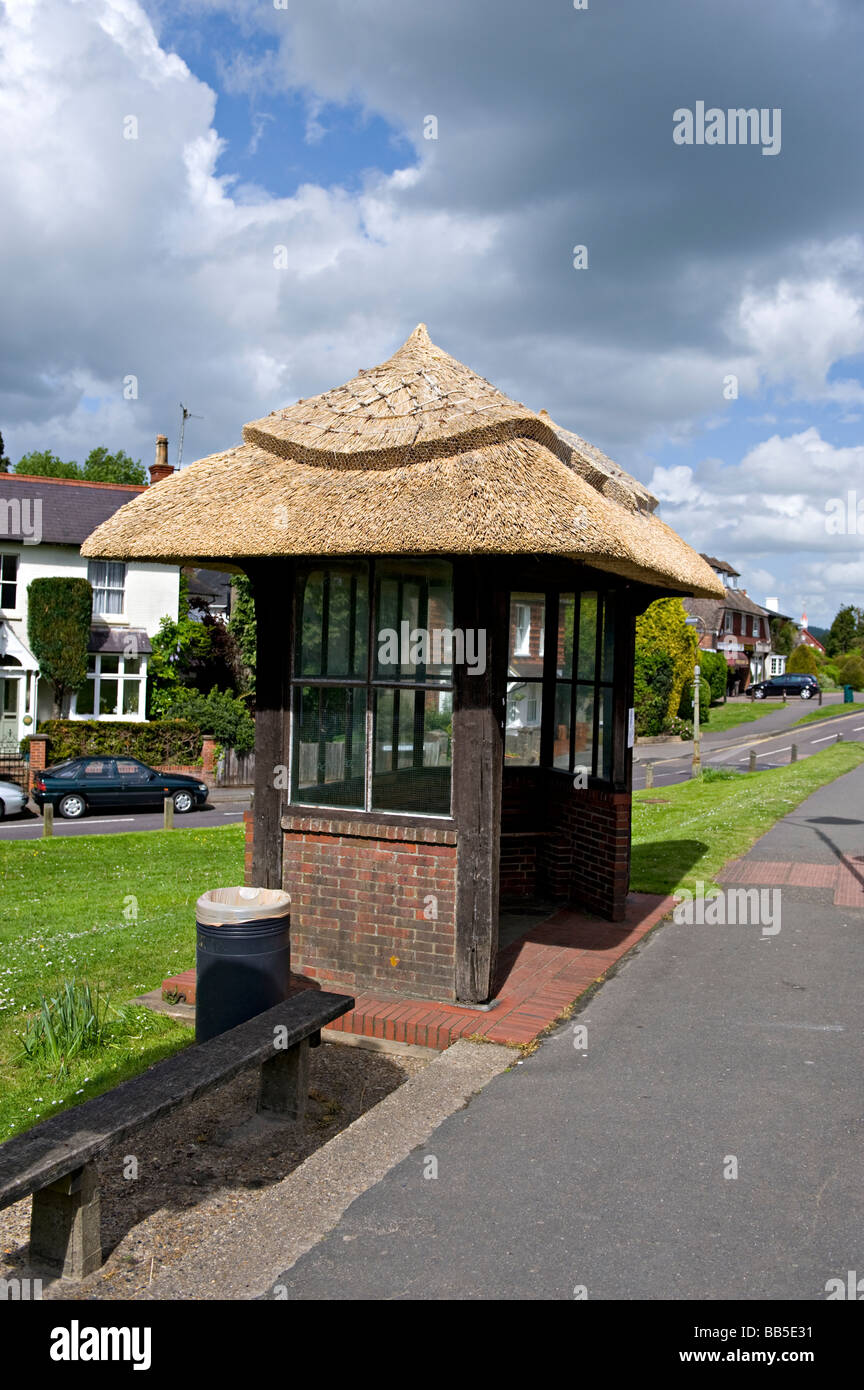 Abri Bus en chaume Westcott, Surrey, UK. Banque D'Images