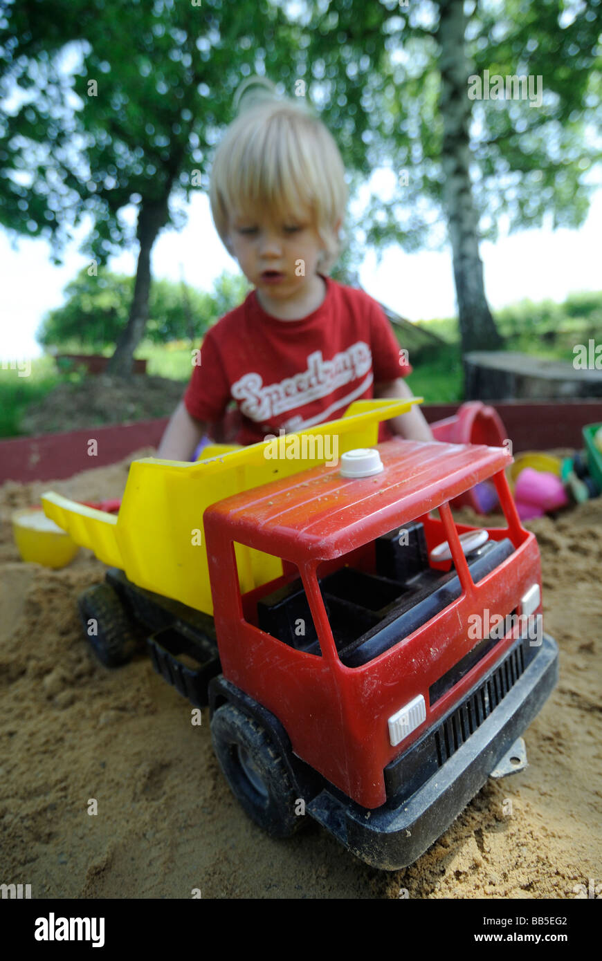 Bebe Garcon Garcons En Jouant A Sable Jouets Voiture Voitures Vehicule Jeux 2 3 4 Ans Photo Stock Alamy Bebe Garcon Garcons En Jouant A Sable Jouets Voiture Voitures Vehicule Jeux 2 3 4 Ans Photo Stock Alamy