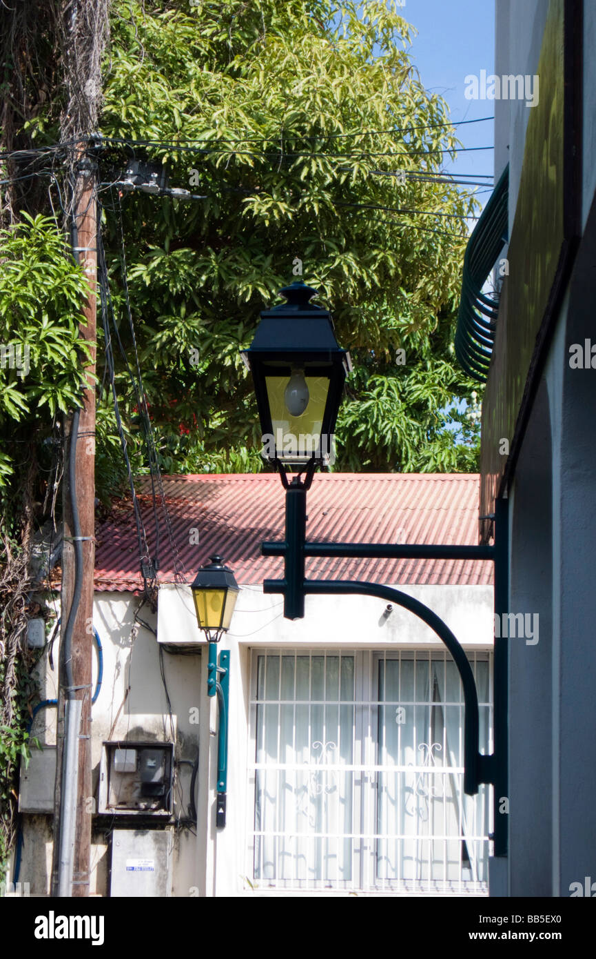 Vieilles lampes et alley Français Marigot Saint Martin Banque D'Images