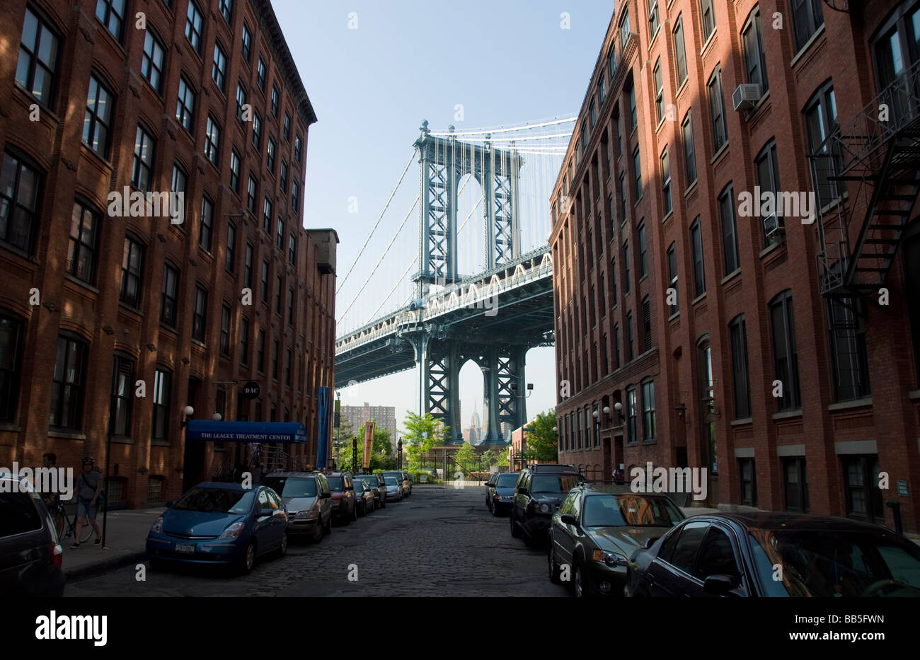 Vue vers le bas de la rue Washington rue Front vers l'East River, montrant le pont de Manhattan D U M B O Brooklyn NY Banque D'Images