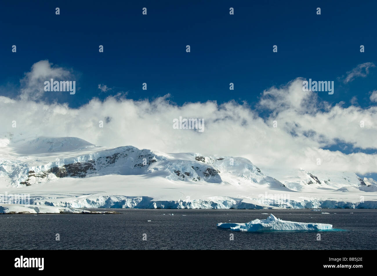 Couvert de neige et de glace spectaculaires montagnes dans le détroit de Gerlache, Péninsule Antarctique, l'Antarctique Banque D'Images