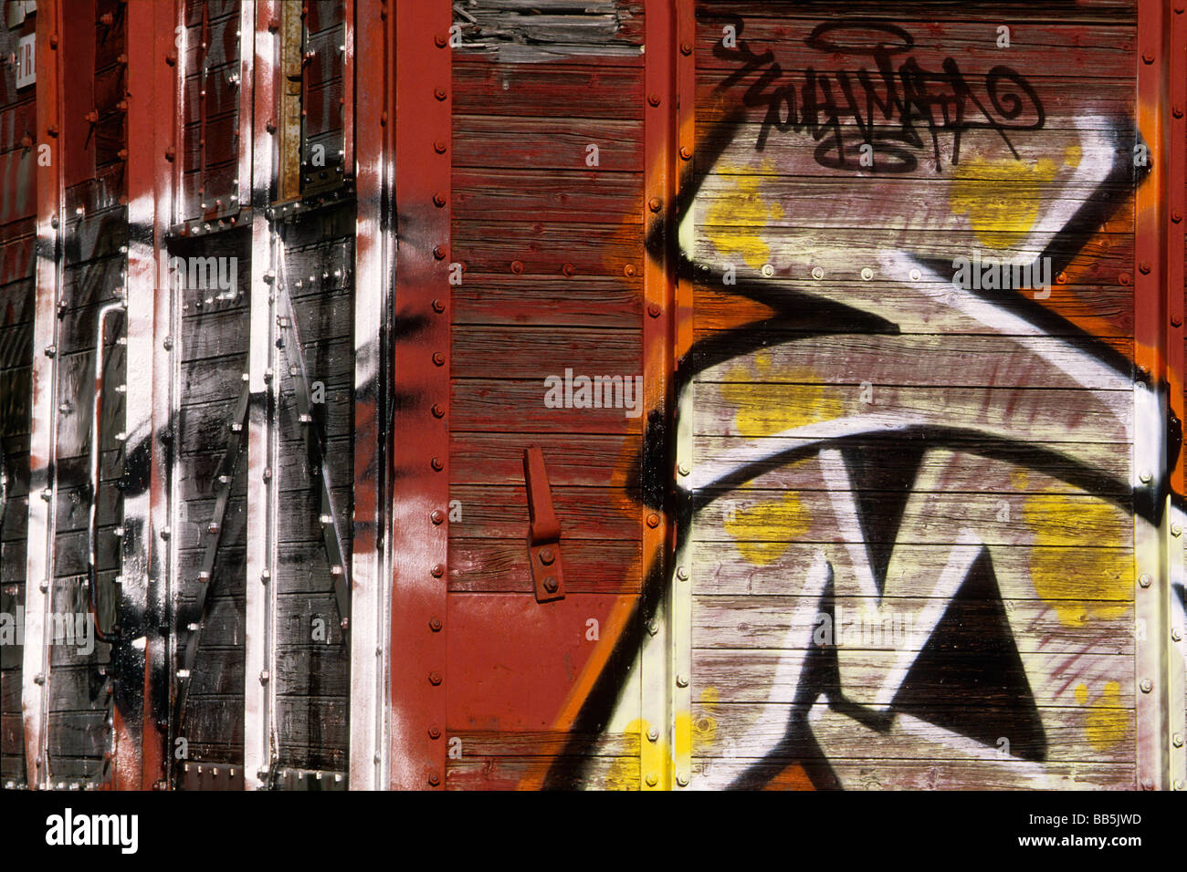 Peintures urbaines sur un wagon de train abandonné. Banque D'Images