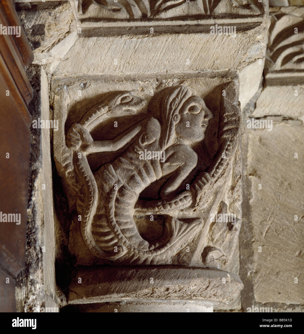 Cathédrale de Durham Chapter House porte, capital sculpté fin 12thc montrant sirène avec serpent Banque D'Images