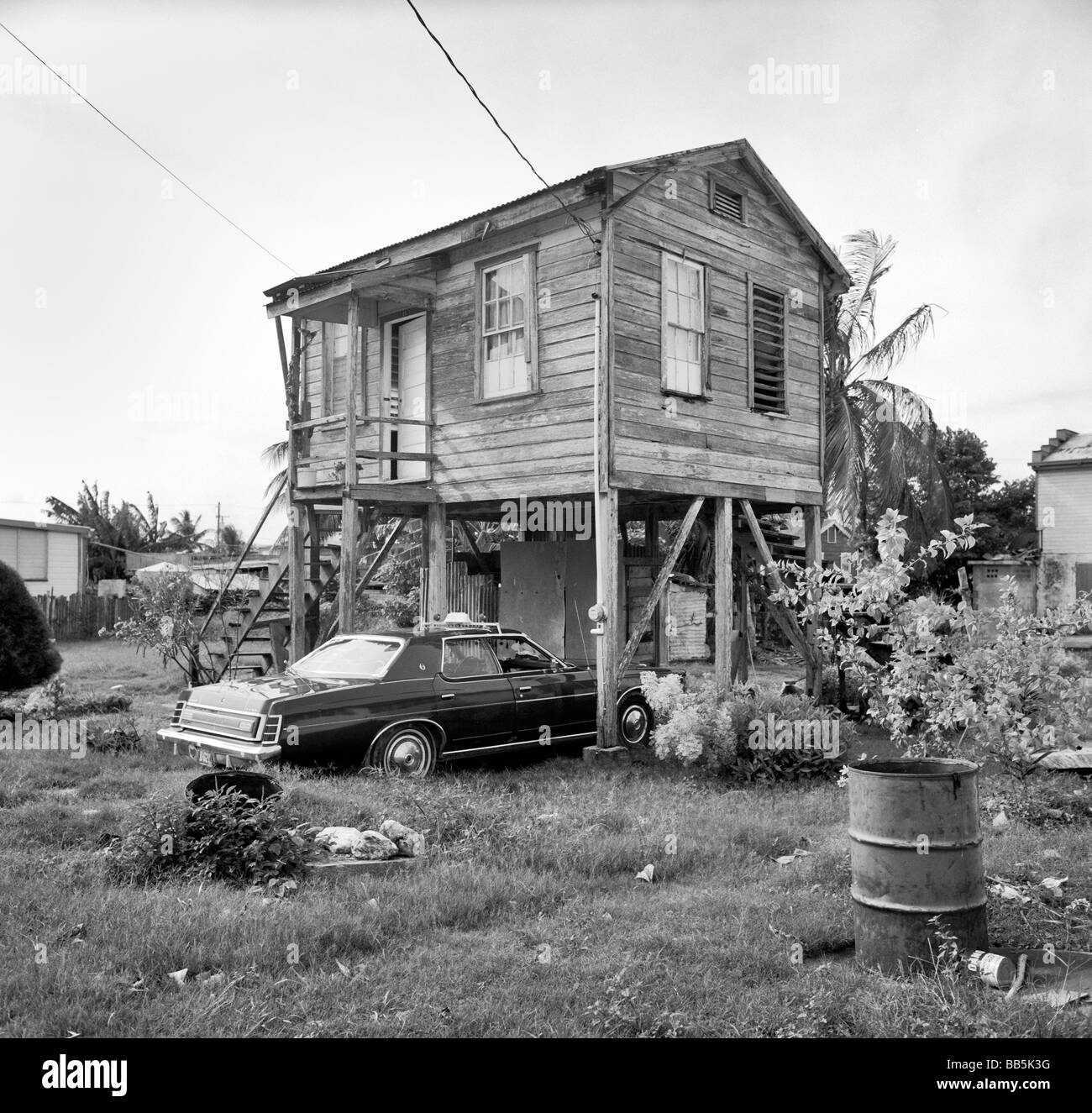 Maison traditionnelle en bois dans la ville de Corozal, Belize, Amérique Centrale Banque D'Images