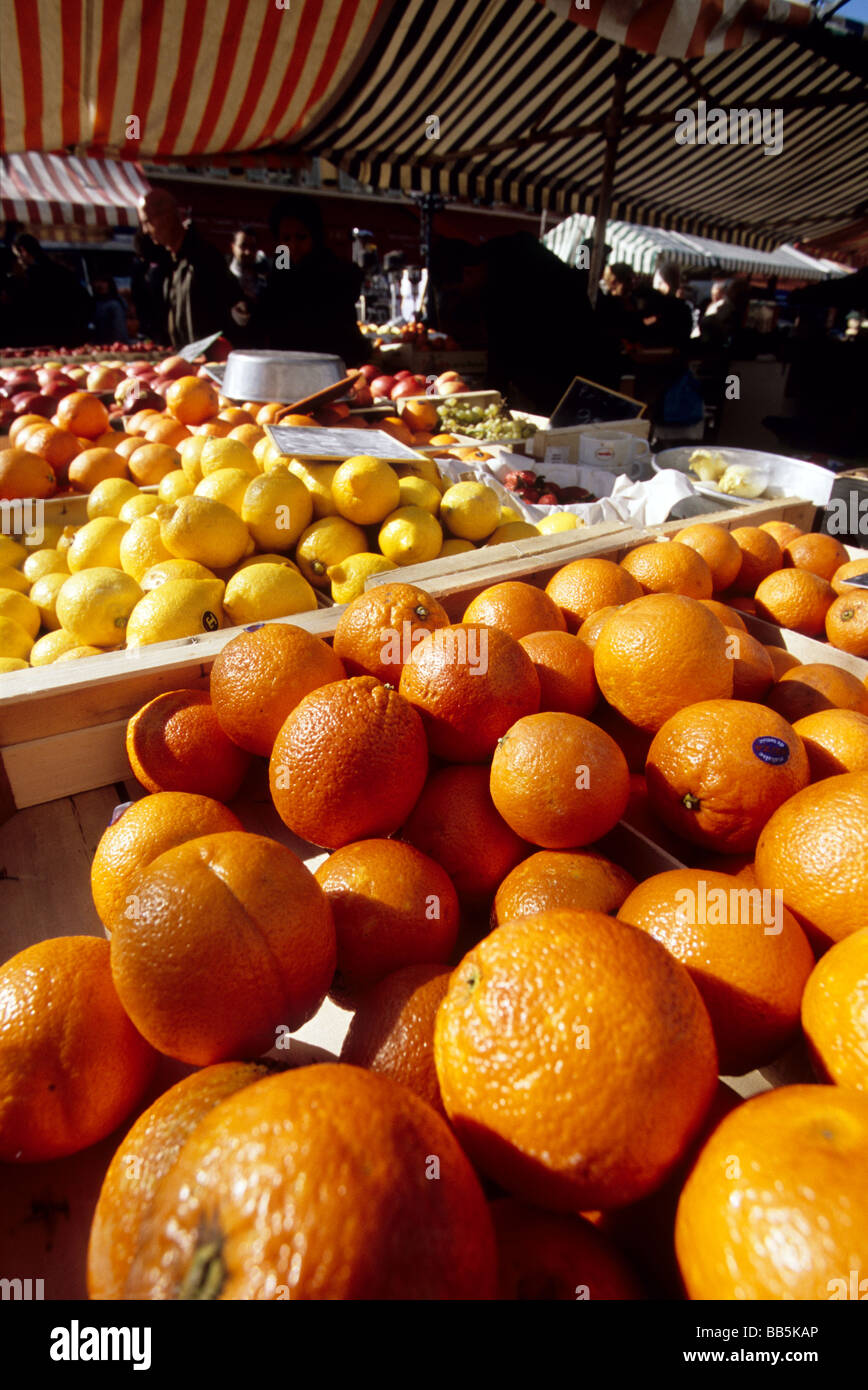 Marché Cours Saleya de Provence au coeur de la vieille ville de Nice France Europe Banque D'Images