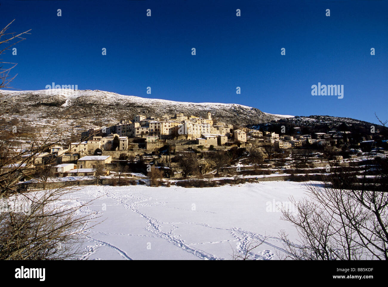 Village isolé de Coursegoules sous la neige Banque D'Images