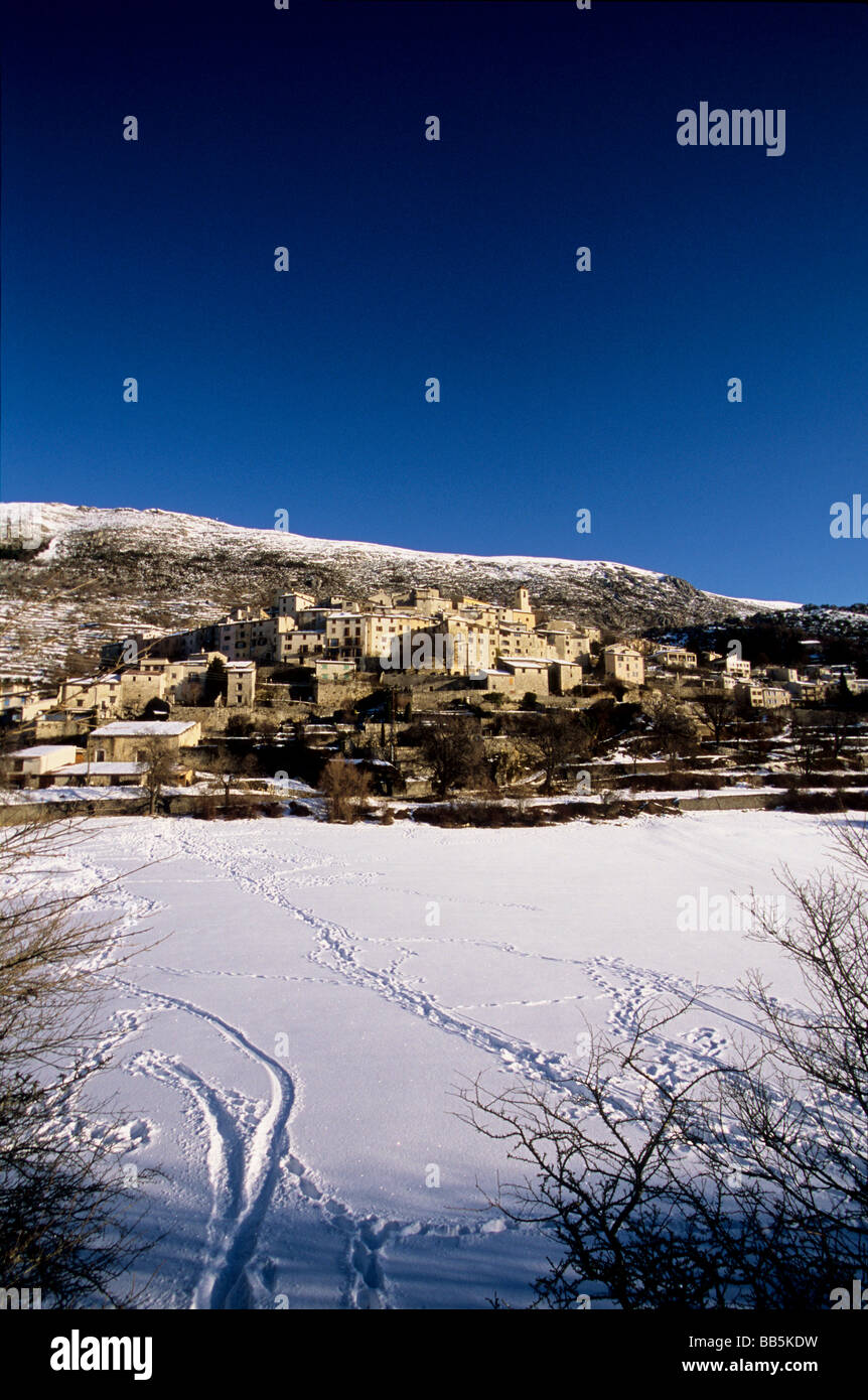 Village isolé de Coursegoules sous la neige Banque D'Images