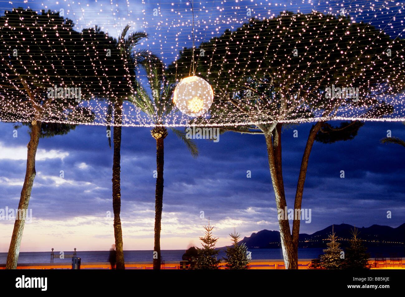 La Croisette à Cannes pendant la période de Noël Décoration Banque D'Images