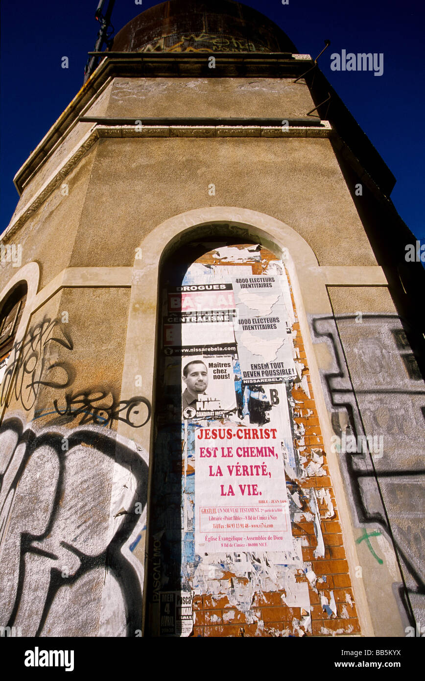 Peintures urbaines sur une gare abandonnée Banque D'Images