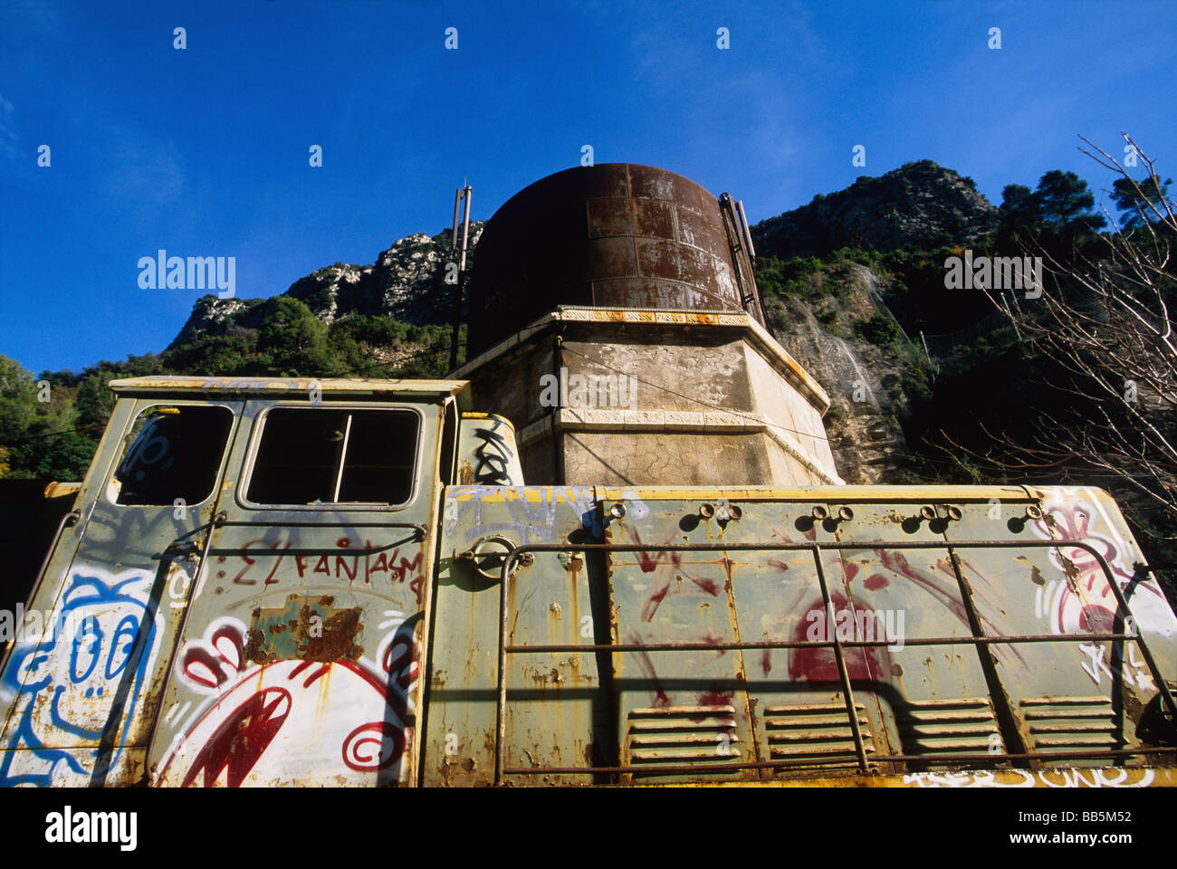 Wagon avec des peintures urbaines abandonnées Banque D'Images