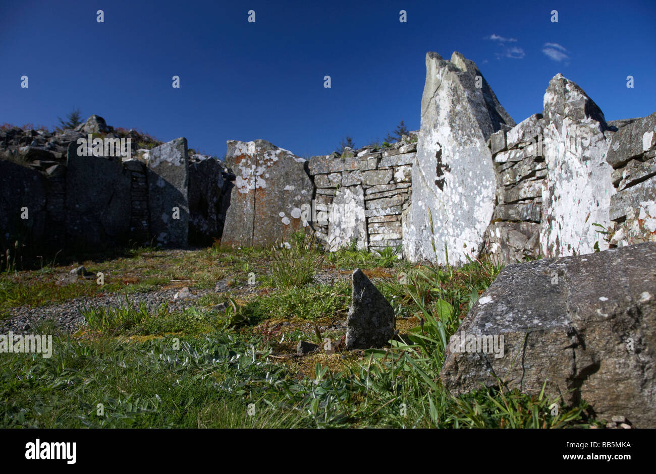 petite pierre sur le parvis de la tombe de la cour d'annaghmare connue sous le nom de cairn corné dans le sud du comté d'armagh, en irlande du nord Banque D'Images