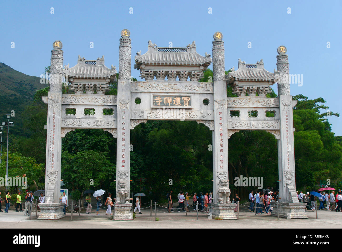 Portes de la monastère Po Lin près du Tian Tan Buddha on Lan Tau Island, Hong Kong. Banque D'Images