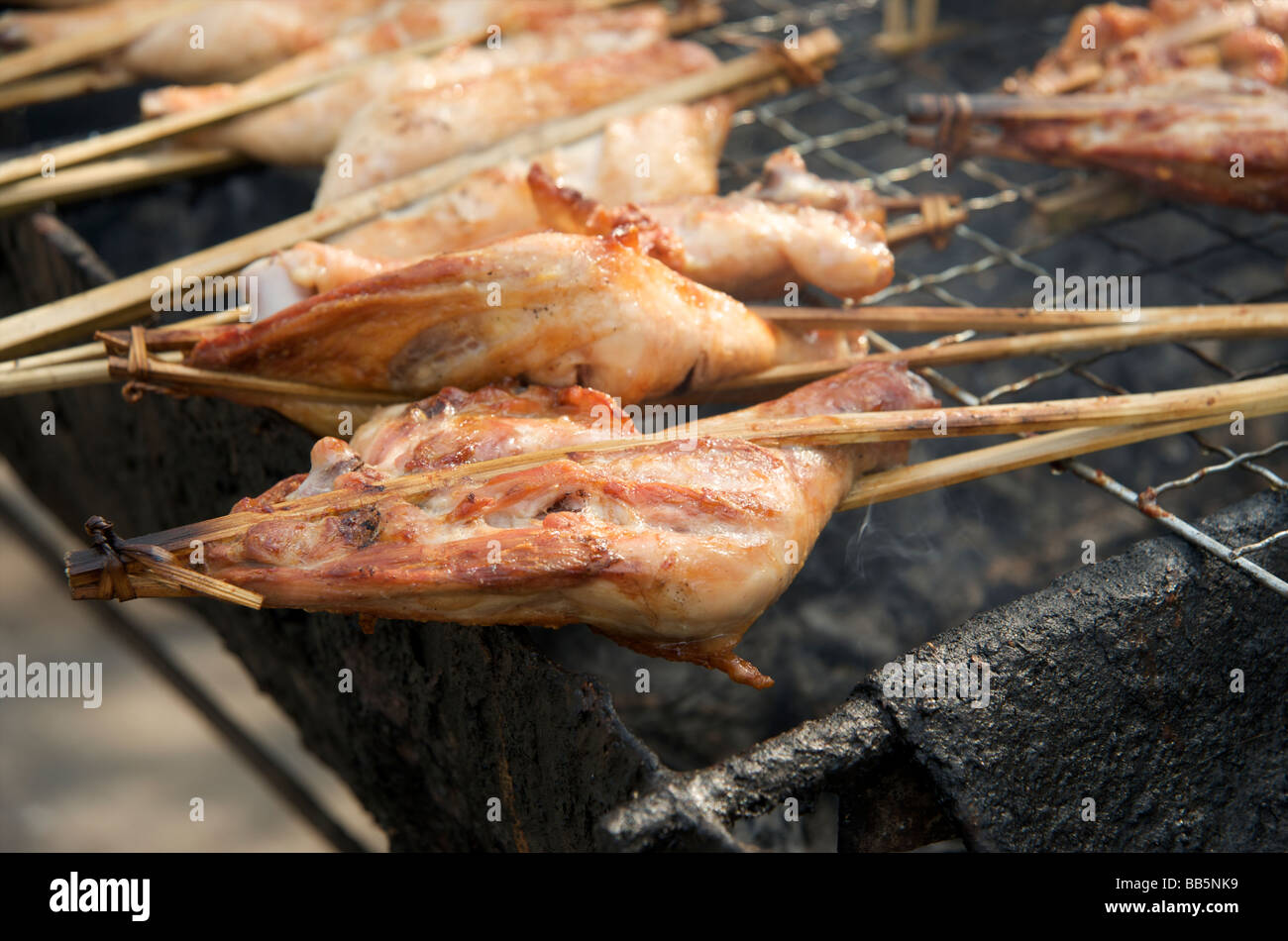 Un gros plan d'un morceau de poulet BBQ sur un étal à Luang Prabang Banque D'Images