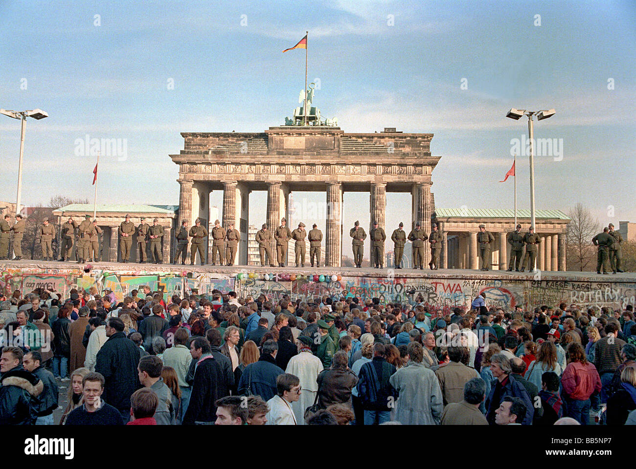 Les Foules L avant Du Mur De Berlin Et Porte De Brandebourg En 1989 les-foules-l-avant-du-mur-de-berlin-et-porte-de-brandebourg-en-1989