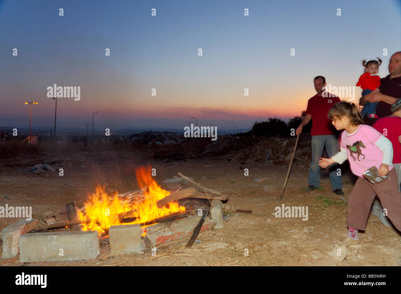 Elkana, Israël. La traditionnelle frstival de Lag Ba-Omer bonefires, au cours de laquelle sont effectués. Banque D'Images
