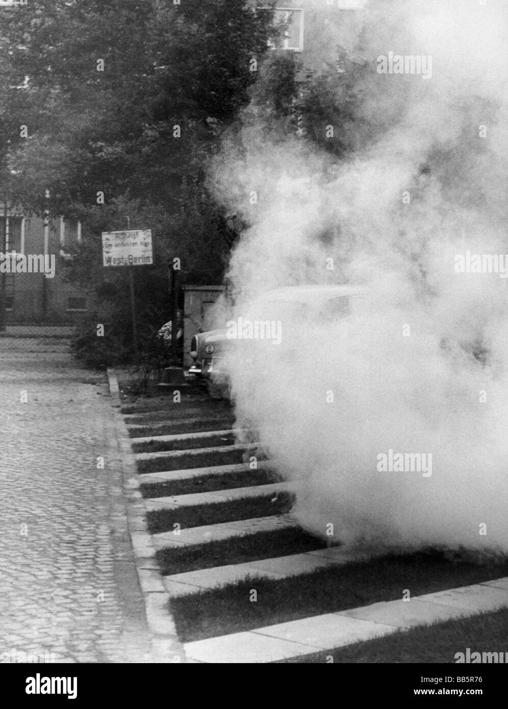 Géographie / voyages, Allemagne, Berlin, mur, utilisation de gaz lacrymogènes par la police est-allemande, Harzer Strasse, 17.9.1961, Banque D'Images