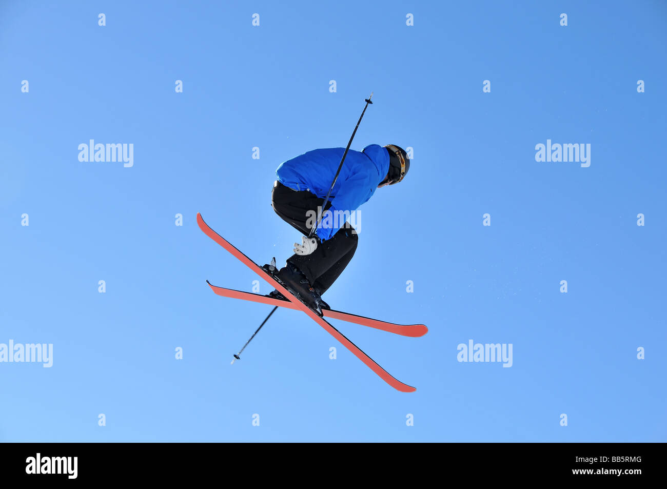 Skieur masculin de l'exécution d'un coup de saut Banque D'Images