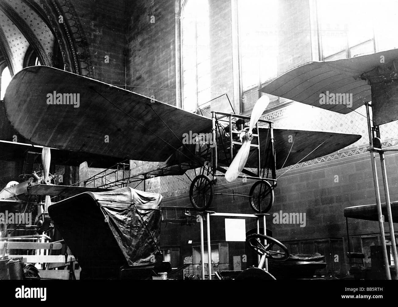 Bleriot, Louis, 1.7.1872 - 1.8.1936, pionnier pilote français, son avion auto-construit, à l'exposition, Paris, France, 1909, Banque D'Images