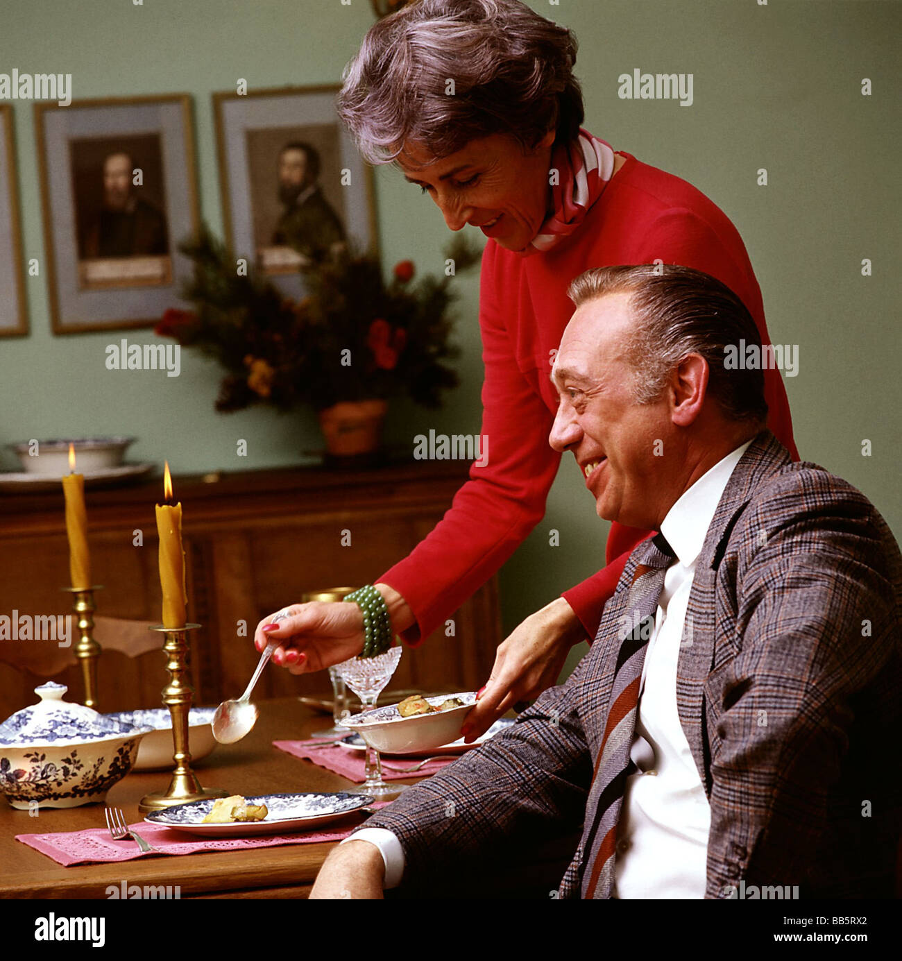 Tappert, Horst, 26.5.1923 - 13.12.2008, acteur allemand, demi-longueur, avec sa femme Ursula Pistor, qui lui sert le repas du dîner, 1960, Banque D'Images
