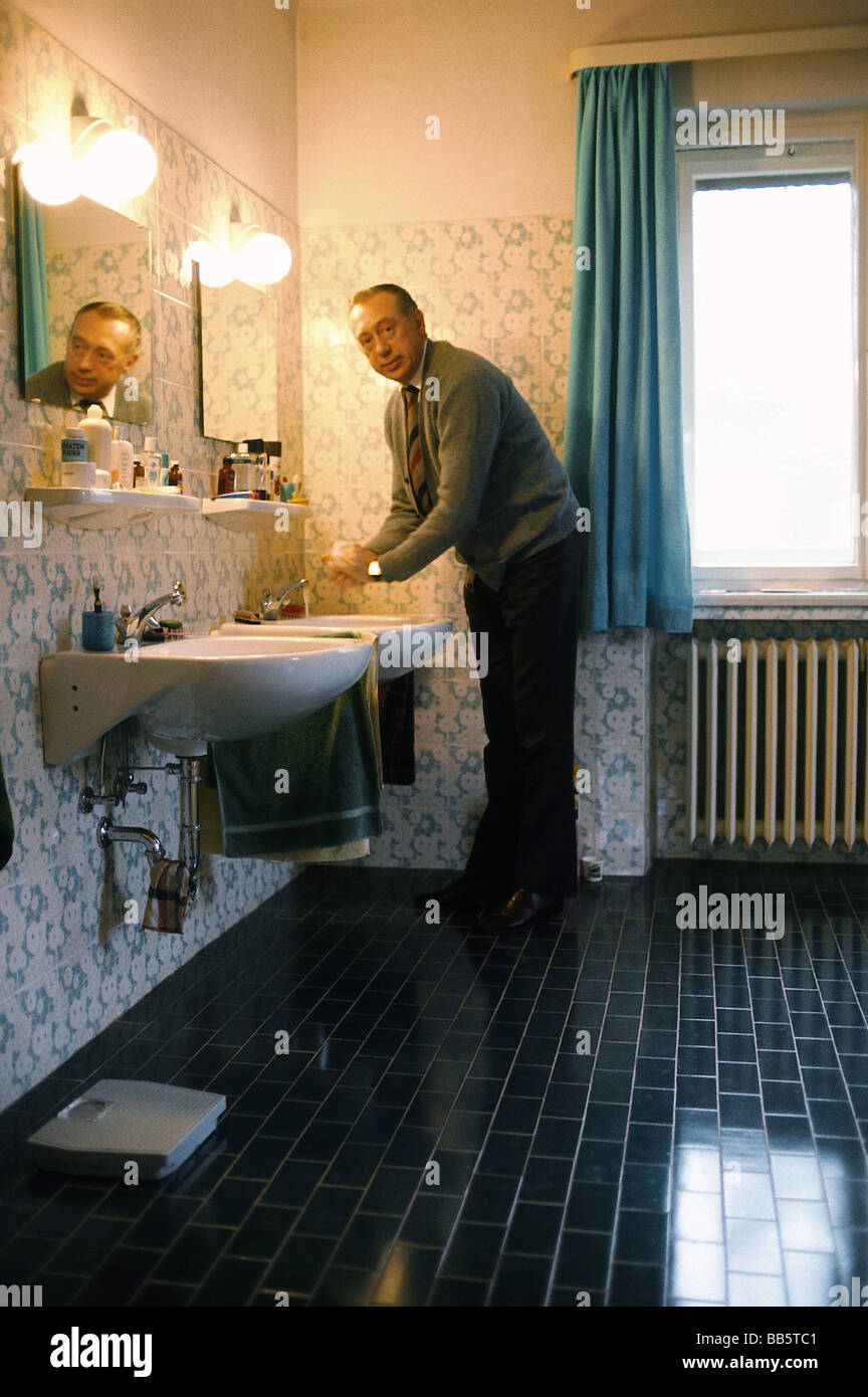 Tappert, Horst, 26.5.1923 - 13.12.2008, acteur allemand, pleine longueur, debout dans la salle de bains, maison, années 1960, Banque D'Images