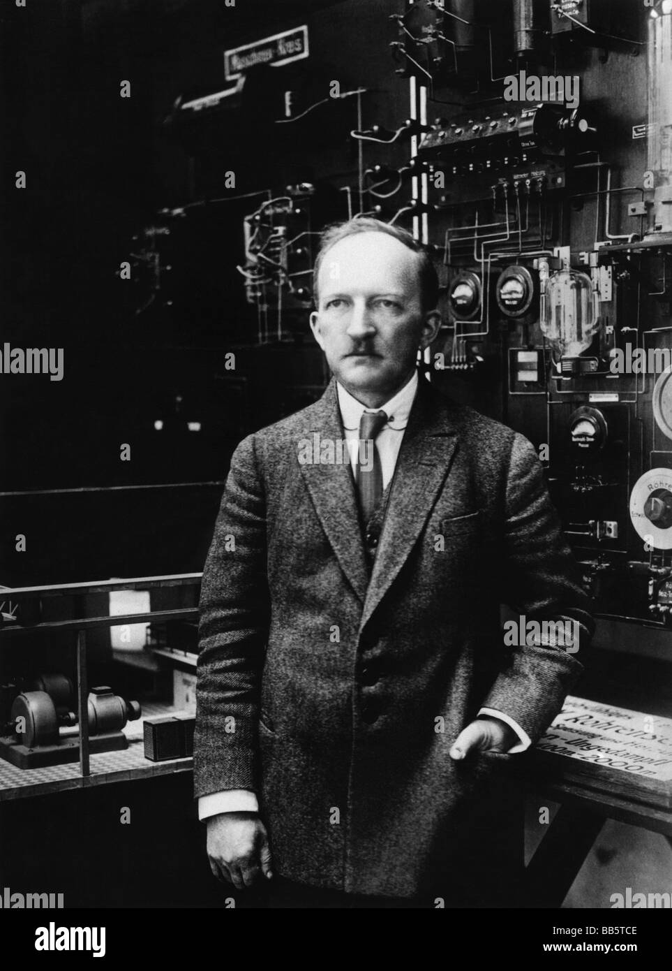 Arco, Georg Wilhelm count, 30.8.1869 - 5.5.1940, physicien allemand, directeur du département radio-technique d'AEG 1899 - 1903, en laboratoire, , Banque D'Images