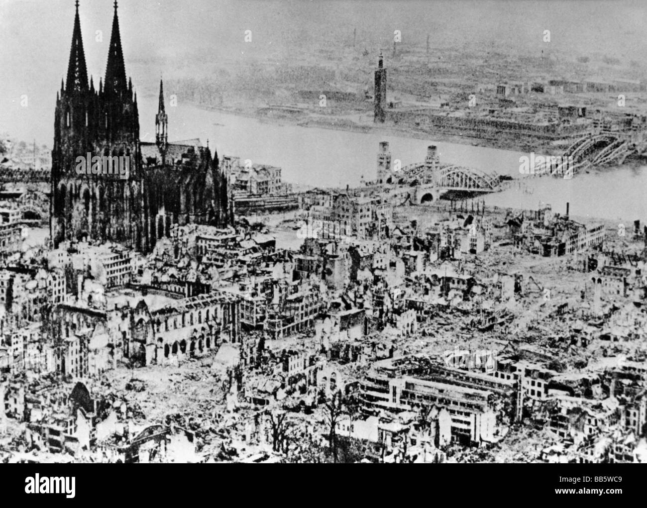 Événements, seconde Guerre mondiale / seconde Guerre mondiale, guerre aérienne, Allemagne, Cologne à la fin de la guerre, détruit par les raids de bombardement alliés, vue sur la cathédrale et le Rhin, printemps 1945, Banque D'Images
